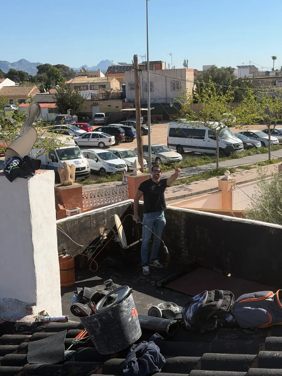 Reparación de una cubierta trabajando en altura