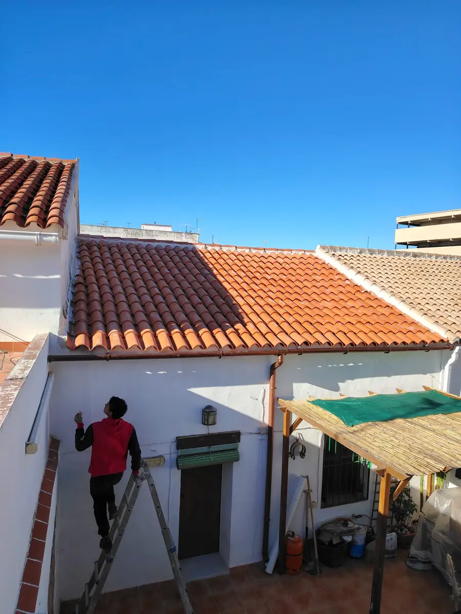 Reparación de tejado de teja curva en vivienda
