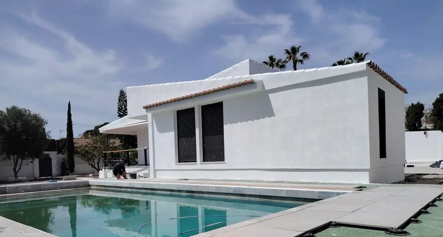 Vivienda reformada con piscina tras la obra
