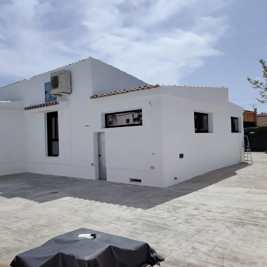 Exterior de una vivienda completamente reformada